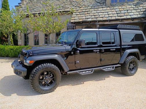 Black Clearcoat 2023 Jeep Gladiator Sport S
