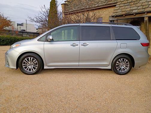 2019 Toyota Sienna XLE