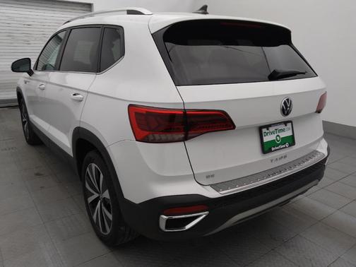 White 2023 Volkswagen Taos 1.5T SE