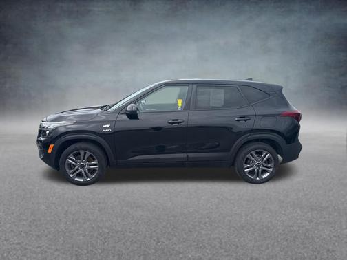 Cherry Black 2021 Kia Seltos LX