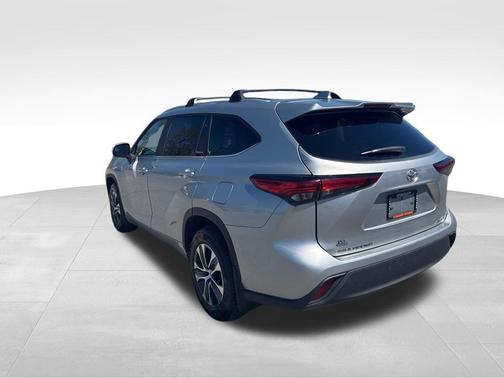 Celestial Silver Metallic 2023 Toyota Highlander XLE