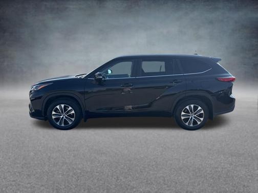 Midnight Black Metallic 2023 Toyota Highlander XLE