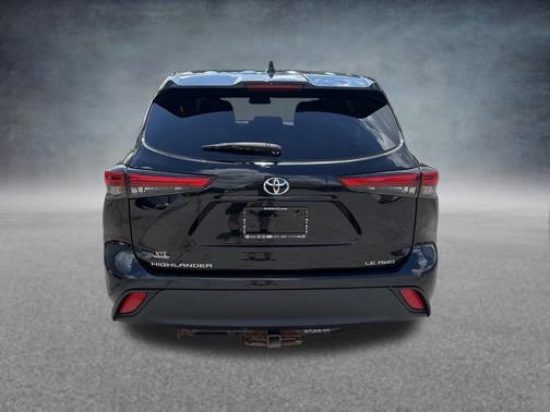 Midnight Black Metallic 2021 Toyota Highlander LE