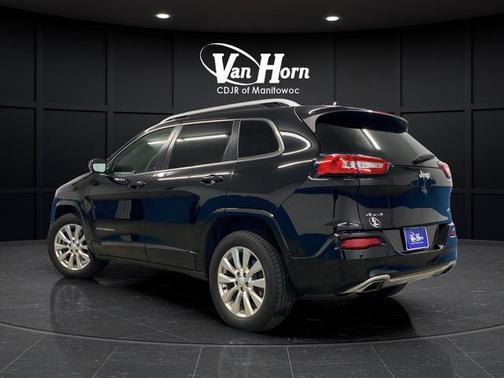 Diamond Black Crystal Pearlcoat 2017 Jeep Cherokee Overland