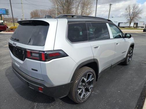 Silver Zynith Clearcoat 2026 Jeep Cherokee Overland