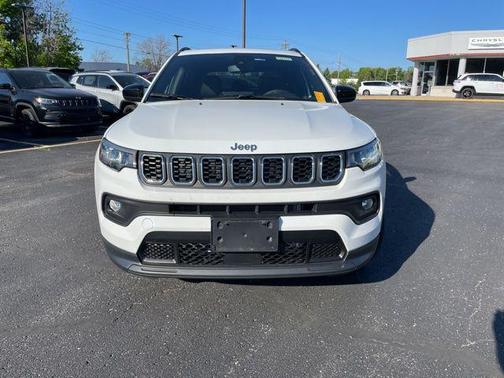 Bright White Clearcoat 2024 Jeep Compass Latitude Lux