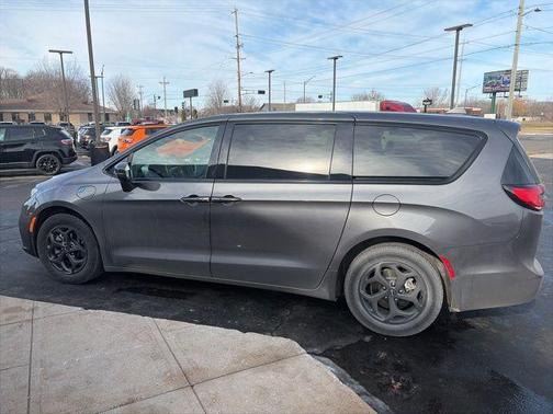 2022 Chrysler Pacifica Hybrid Touring L