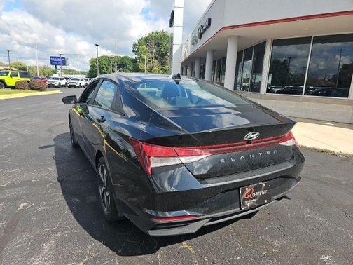 2023 Hyundai ELANTRA SEL