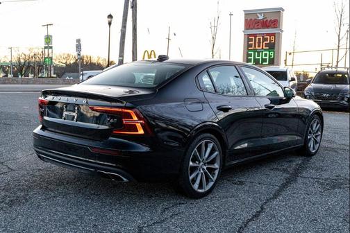 2020 Volvo S60 T6 Momentum