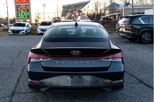 2022 Hyundai ELANTRA SE
