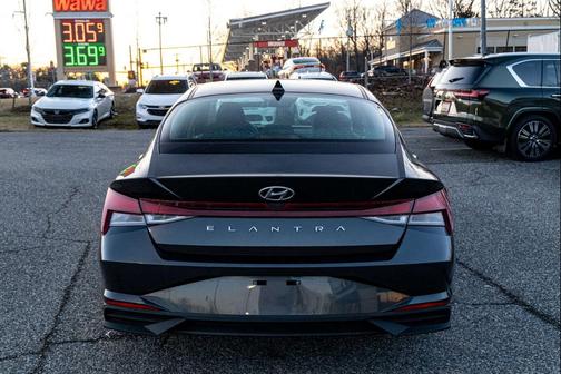 2022 Hyundai ELANTRA SE