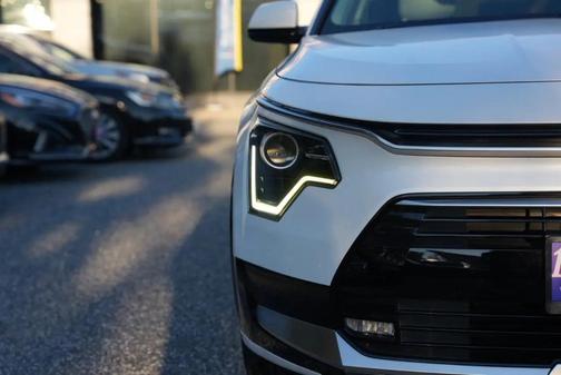 Snow White Pearl 2023 Kia Niro Touring