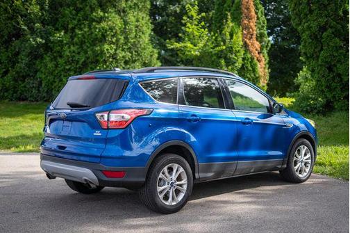 Lightning Blue Metallic 2017 Ford Escape SE