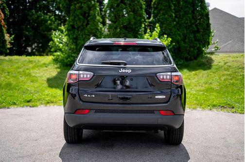 Diamond Black Crystal Pearlcoat 2018 Jeep Compass Latitude