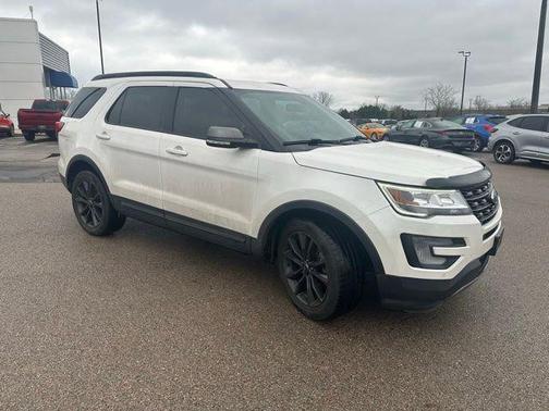 White Platinum Metallic Tri-Coat 2017 Ford Explorer XLT