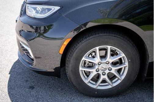Brilliant Black Crystal Pearlcoat 2023 Chrysler Pacifica Touring L