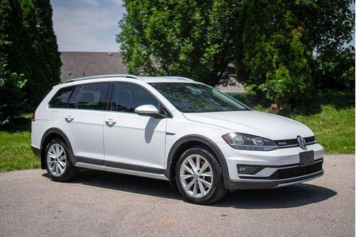 Pure White 2018 Volkswagen Golf Alltrack TSI S