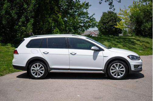 Pure White 2018 Volkswagen Golf Alltrack TSI S