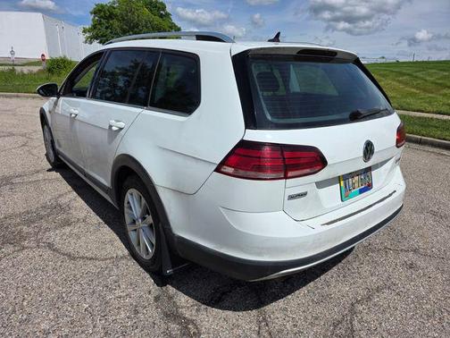 Pure White 2018 Volkswagen Golf Alltrack TSI S