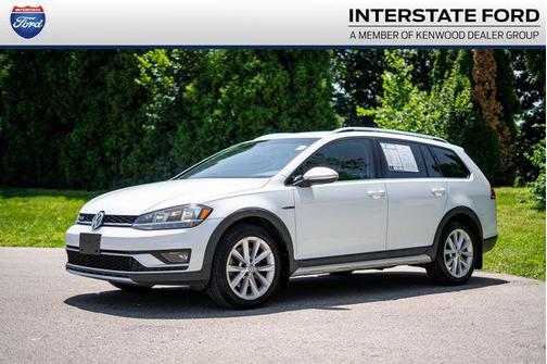 Pure White 2018 Volkswagen Golf Alltrack TSI S