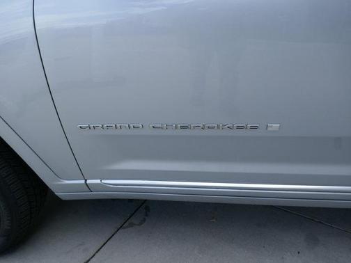 2022 Jeep Grand Cherokee Summit