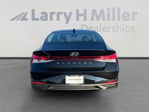 2022 Hyundai ELANTRA SE