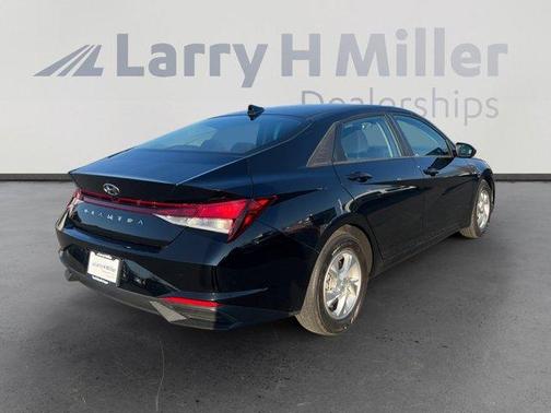 2022 Hyundai ELANTRA SE