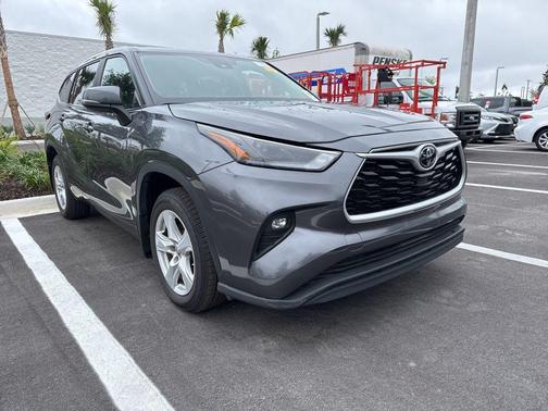 Magnetic Gray Metallic 2024 Toyota Highlander LE