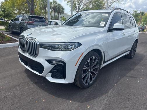 Mineral White Metallic 2022 BMW X7 xDrive40i