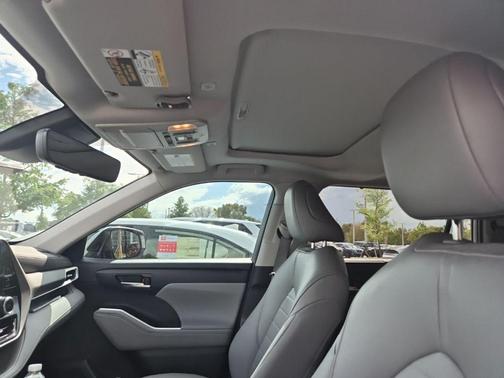 Celestial Silver Metallic 2023 Toyota Highlander XLE