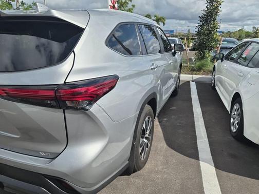 Celestial Silver Metallic 2023 Toyota Highlander XLE