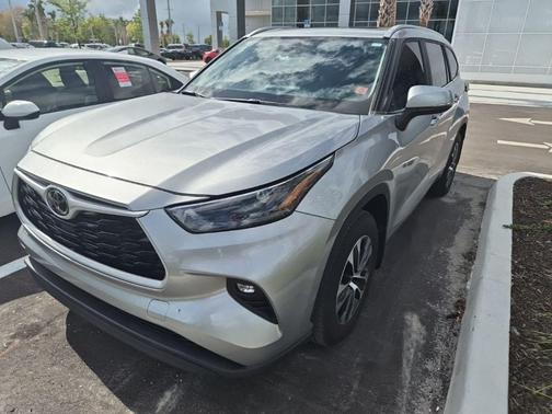 Celestial Silver Metallic 2023 Toyota Highlander XLE