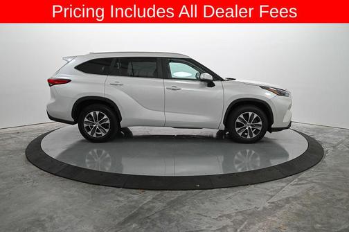 Wind Chill Pearl 2023 Toyota Highlander XLE