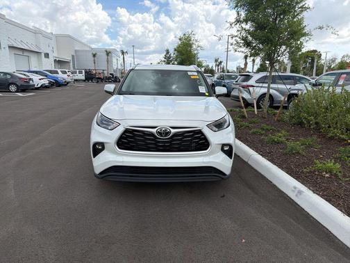 Wind Chill Pearl 2023 Toyota Highlander XLE