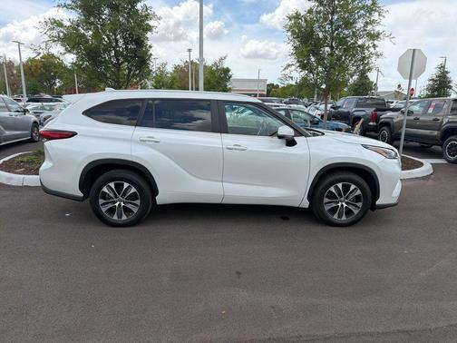 Wind Chill Pearl 2023 Toyota Highlander XLE