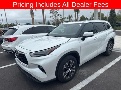 White 2022 Toyota Highlander XLE