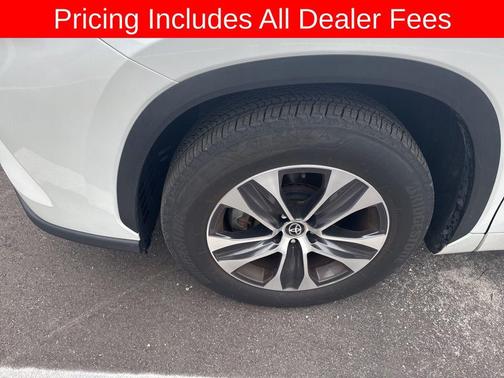 White 2022 Toyota Highlander XLE