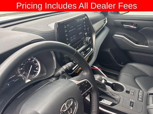 White 2022 Toyota Highlander XLE