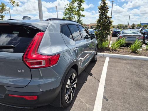 2023 Volvo XC40 B4 Plus Dark Theme