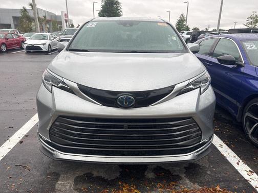 Celestial Silver Metallic 2022 Toyota Sienna Platinum