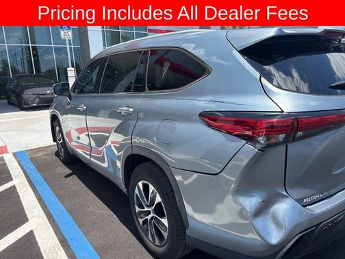 Moon Dust 2022 Toyota Highlander XLE
