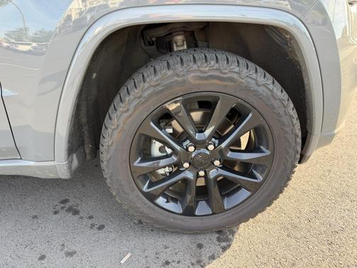 Sting-Gray Clearcoat 2021 Jeep Grand Cherokee Laredo