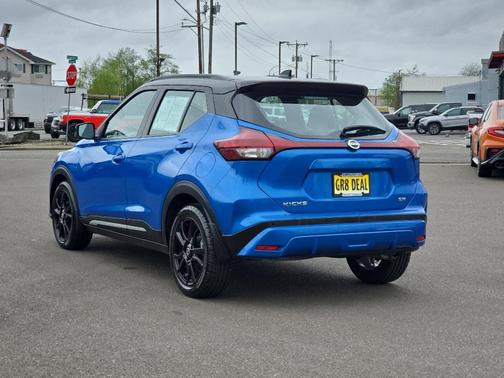 Electric Blue/Super Black 2021 Nissan Kicks SR