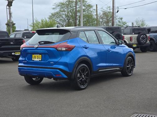 Electric Blue/Super Black 2021 Nissan Kicks SR