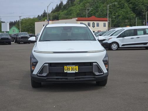 Atlas White 2025 Hyundai KONA SEL