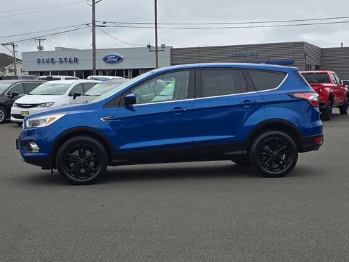Lightning Blue Metallic 2017 Ford Escape SE