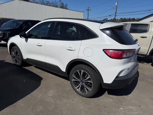 Star White Metallic Tri-Coat 2022 Ford Escape SE
