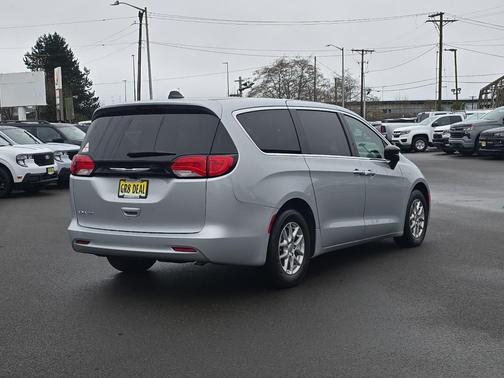 2024 Chrysler Voyager LX