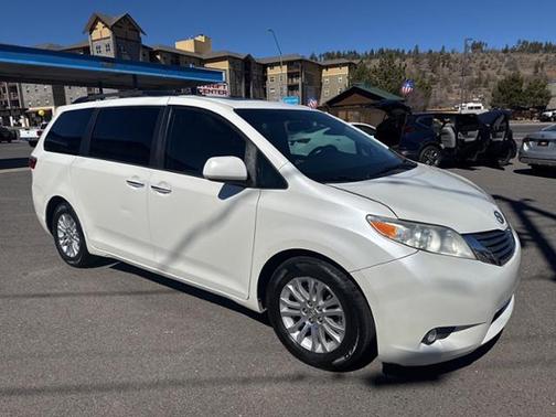 Blizzard Pearl 2017 Toyota Sienna XLE Premium 8 Passenger