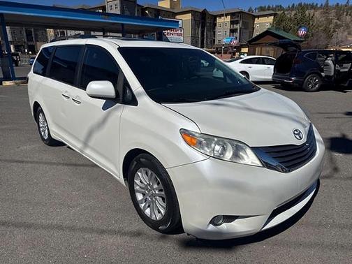 Blizzard Pearl 2017 Toyota Sienna XLE Premium 8 Passenger